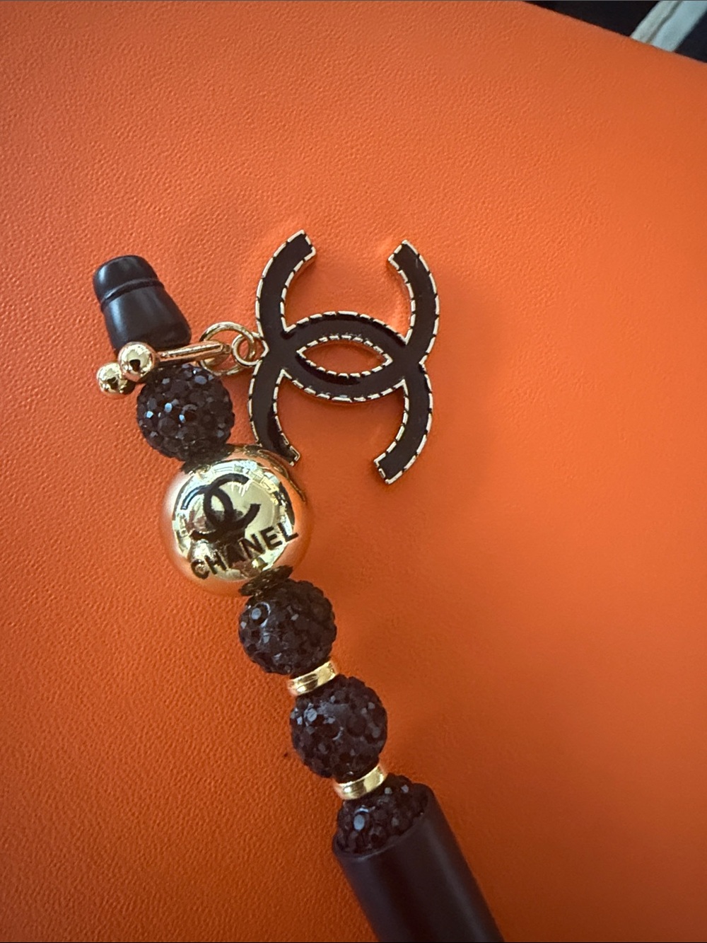 🏵️Black and Gold Beaded Pen with charm - Picture 2 of 3